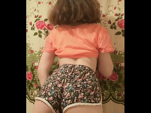 ❤️ Seksīga jauna skaistule izģērbjas no šortiem kamerā ❤ Slepkavas pie mums ❤